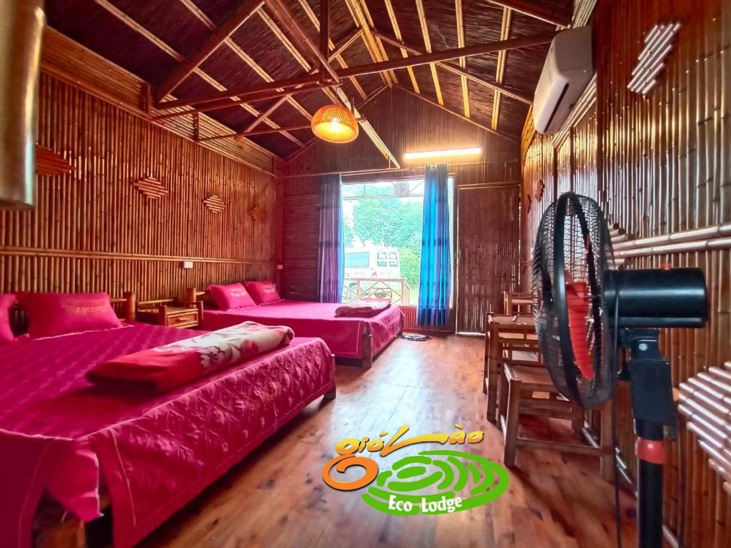 Una habitación con dos camas y una cámara dentro. en Đảo Chè Thanh Chương - Homestay Gió Lào, en Trai Ðỏ