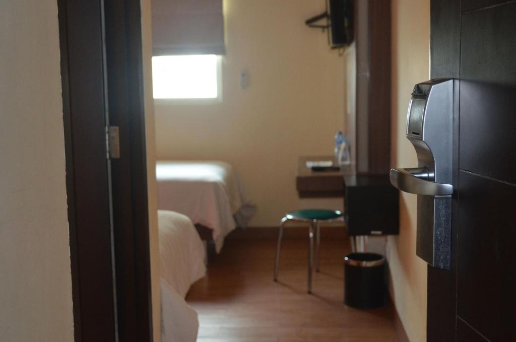 Postel nebo postele na pokoji v ubytování World Hotel Jakarta - Bandengan