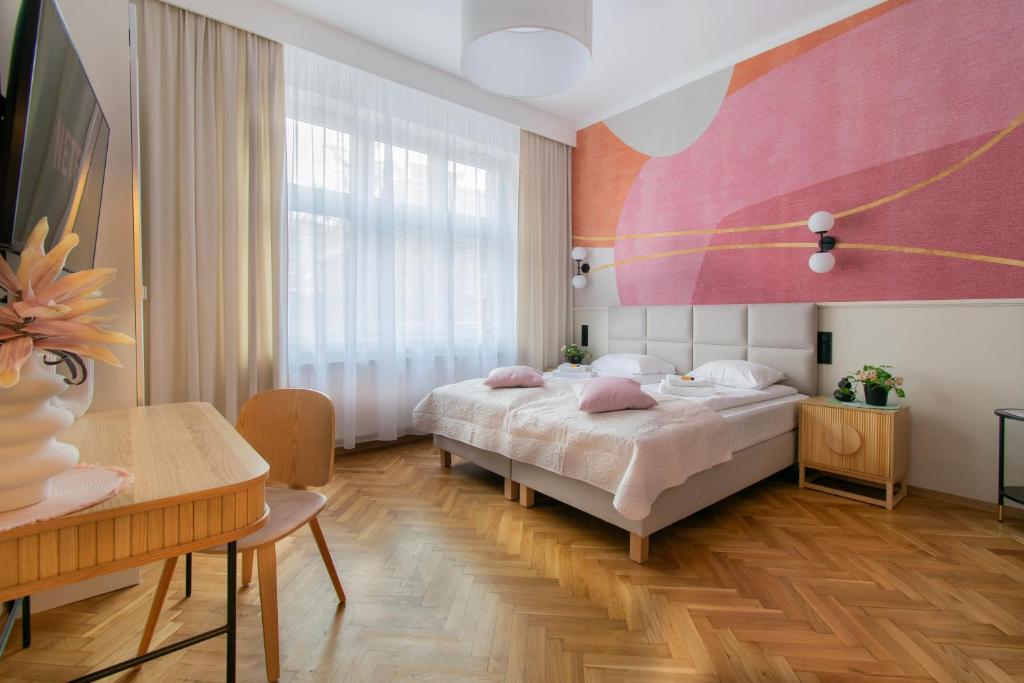 sypialnia z łóżkiem i dużym oknem w obiekcie Central Apartments Warszawska Street w Krakowie
