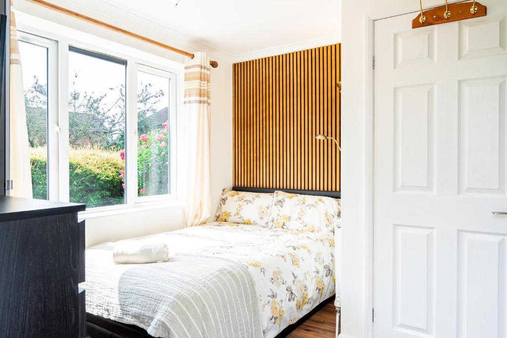 een slaapkamer met een bed en een raam bij Earley Luxury Ensuite Room with private entrance in Reading