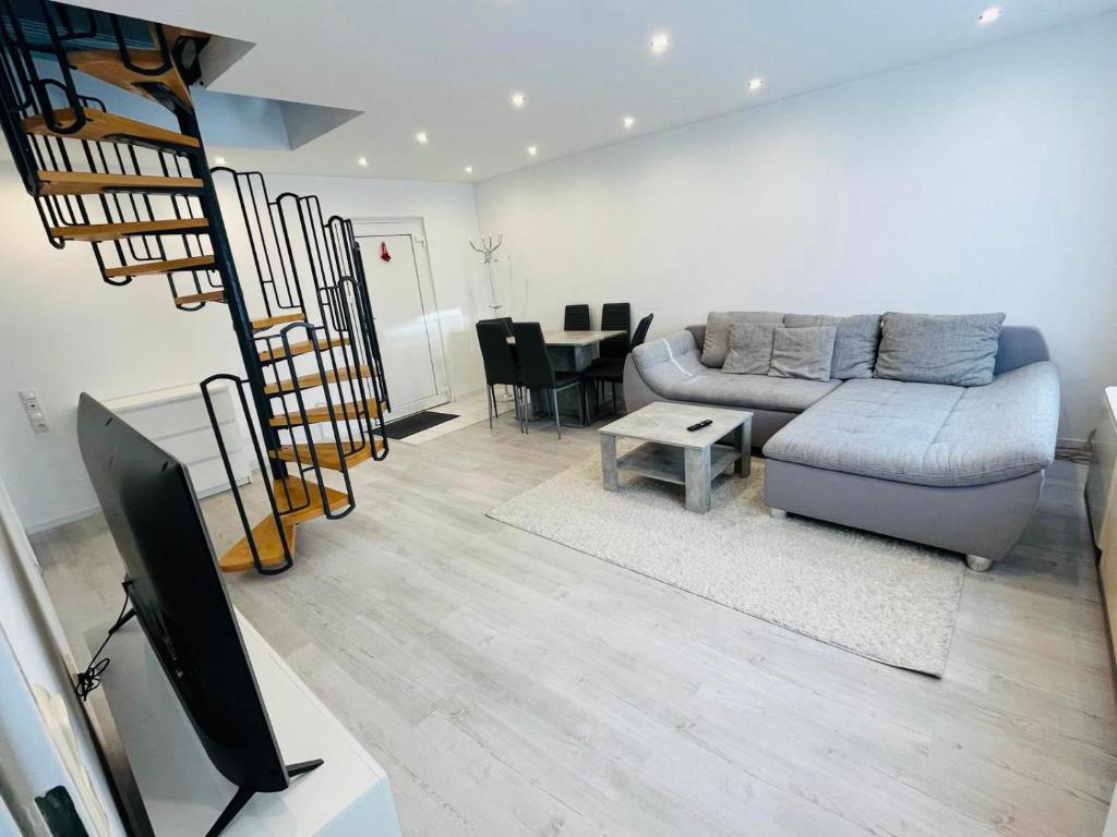 a living room with a couch and a table at Ferien/Monteurwohnung Hodenhagen in Hodenhagen