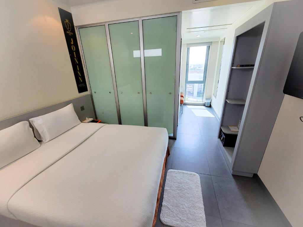 Postel nebo postele na pokoji v ubytování JOIN INN HOTEL Jebel Ali, Dubai - Formerly easyHotel Jebel Ali