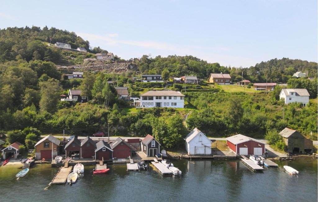 una vista aerea di un piccolo villaggio su un lago di Cozy Apartment In Sveio With Kitchen a Sveio