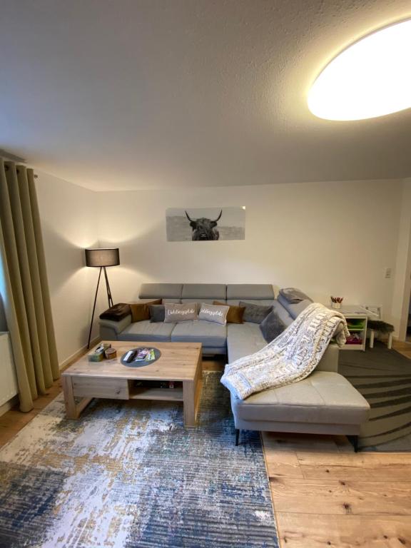 ein Wohnzimmer mit einem Sofa und einem Couchtisch in der Unterkunft Gemeinsame Zeit in Appenweier