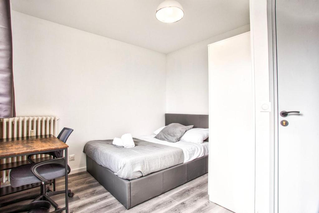 a bedroom with a bed and a desk and a chair at La Casa Will - Family flat for 8 in Hérouville-Saint-Clair