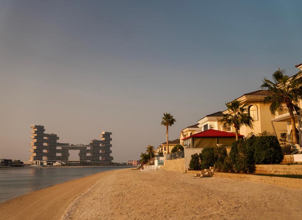 polna droga obok domów i wody w obiekcie The Atlantis Hotel View, Palm Family Villa, With Private Beach and Pool, BBQ, Front F w Dubaju