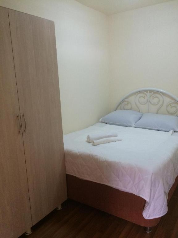 Postel nebo postele na pokoji v ubytování mano guest house