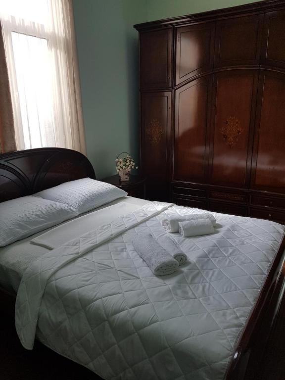 Postel nebo postele na pokoji v ubytování mano guest house