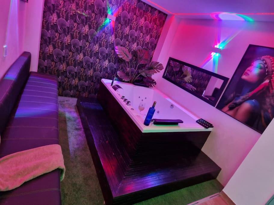 een paarse kamer met een pooltafel en paarse verlichting bij Sierra loft vip in Prado del Rey