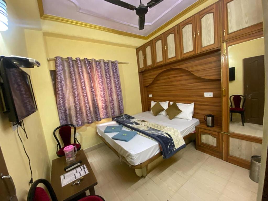 a bedroom with a bed and a tv in it at BNB ROYAL INN SHIMLA in Shimla
