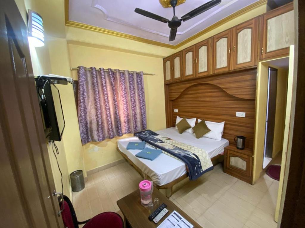 Postel nebo postele na pokoji v ubytování BNB ROYAL INN SHIMLA