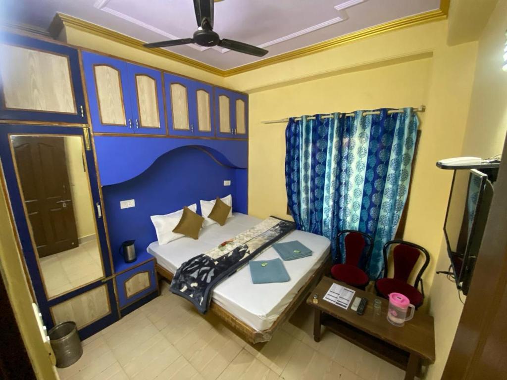 Postel nebo postele na pokoji v ubytování BNB ROYAL INN SHIMLA