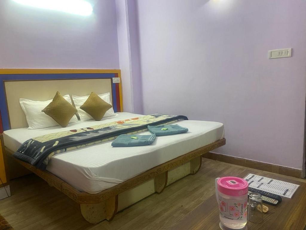 Postel nebo postele na pokoji v ubytování BNB ROYAL INN SHIMLA