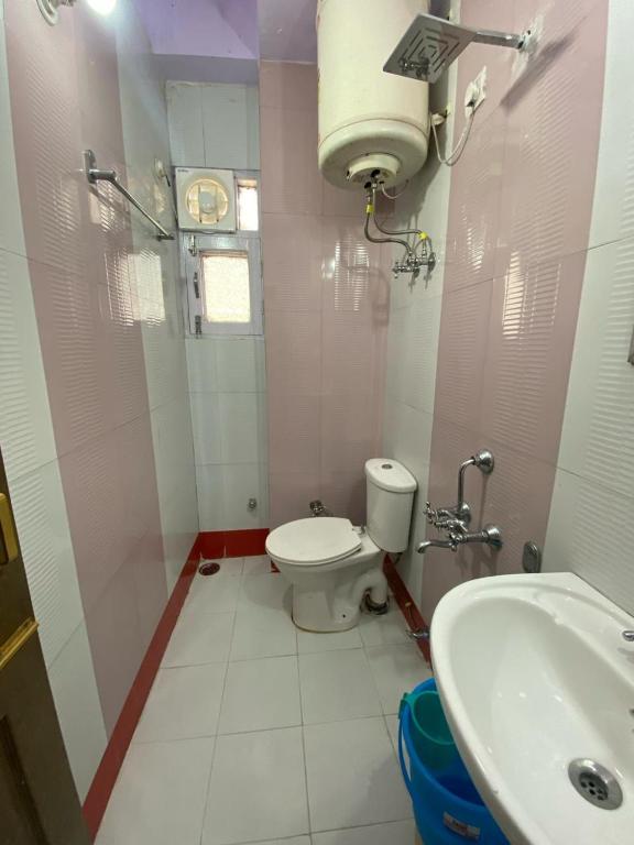 Koupelna v ubytování BNB ROYAL INN SHIMLA