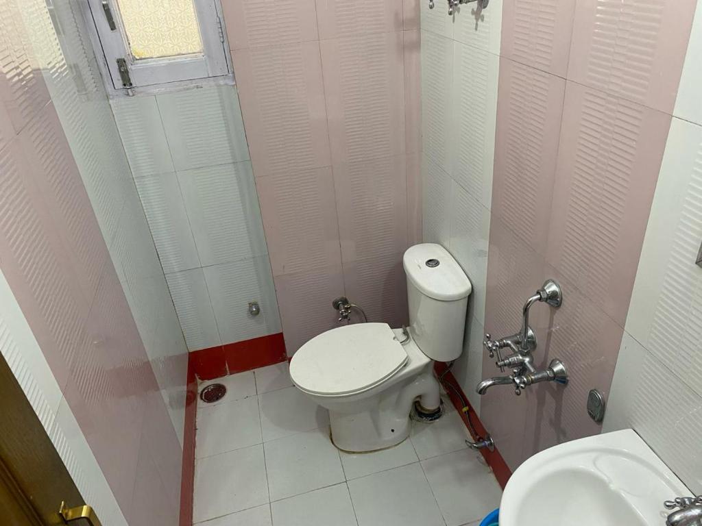 Koupelna v ubytování BNB ROYAL INN SHIMLA
