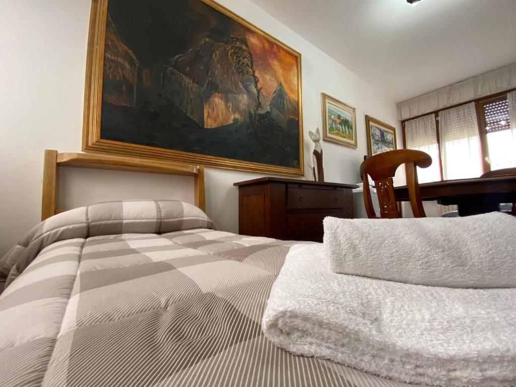 SettignanoにあるVilla Gallorossoのベッドルーム1室(ベッド1台付)が備わります。壁には絵画が飾られています。