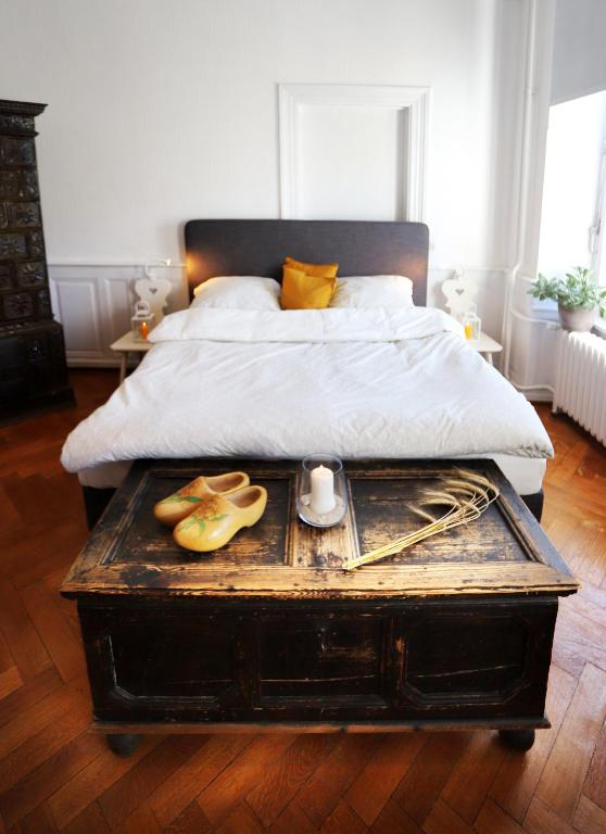 a bed with a wooden table with a tray on it at Magnetfels in Lenzkirch