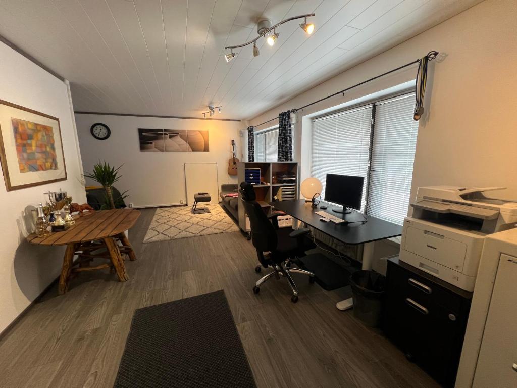 an office with a desk with a computer and a table at Matkatoimisto lähellä keskustaa in Porvoo