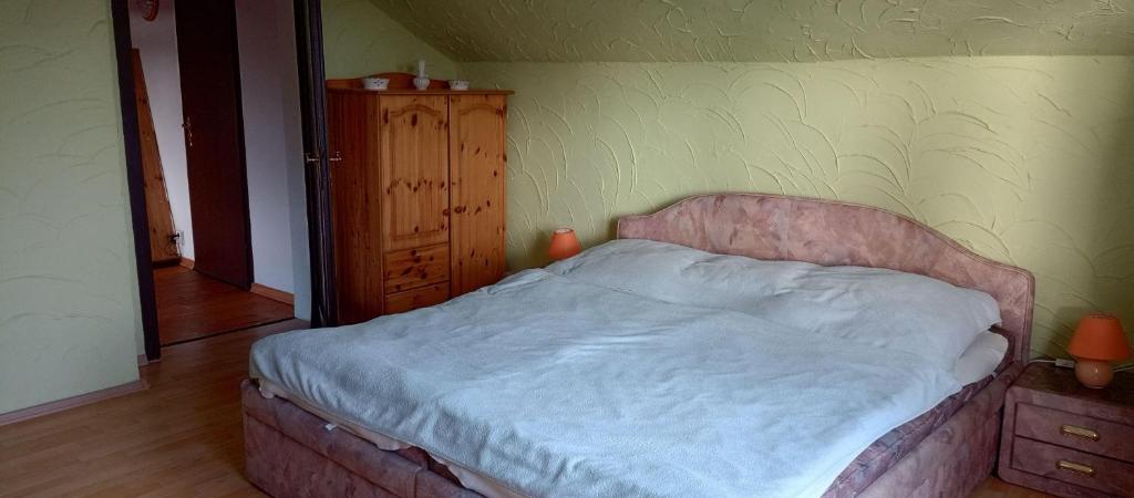 - un petit lit dans une chambre avec un mur dans l'établissement Haus-Irmgard, à Neu Schloen