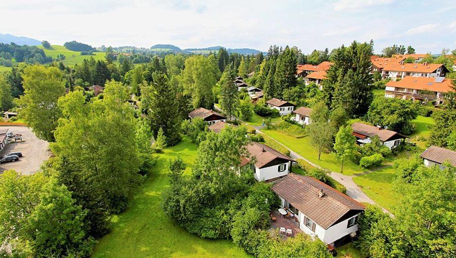 widok na wioskę z domami i drzewami w obiekcie Ferienhäuser im Feriendorf Weissensee im Allgäu E w mieście Hafenegg