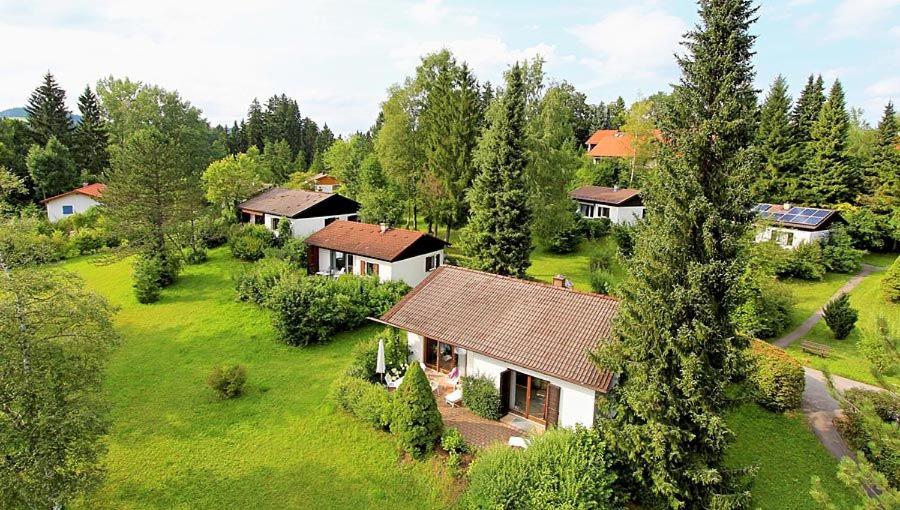 una vista aerea di una casa in una foresta di Ferienhäuser im Feriendorf Weissensee im Allgäu F2 a Hafenegg