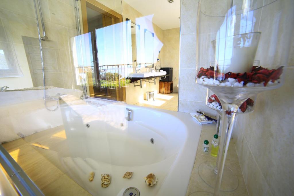 A Maquia - Jacuzzi privado en la habitación en Poio