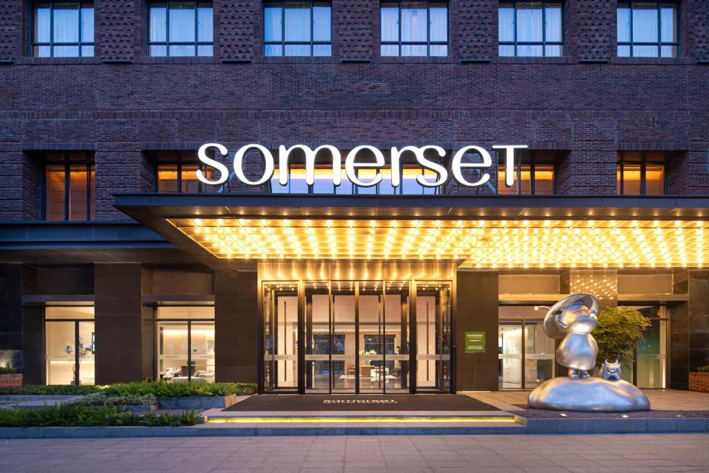 a building with a sign that reads somerset at Somerset Chayuan Chongqing in Chongqing