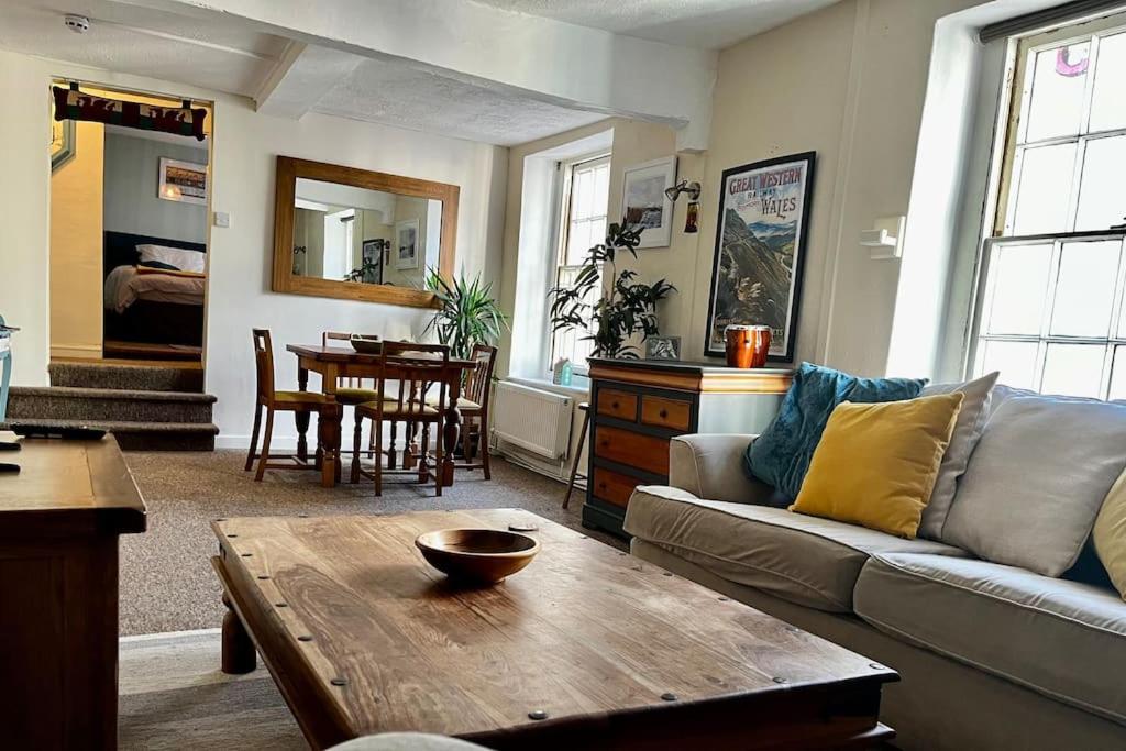 Kookaburra lodge في بريكون: غرفة معيشة مع أريكة وطاولة