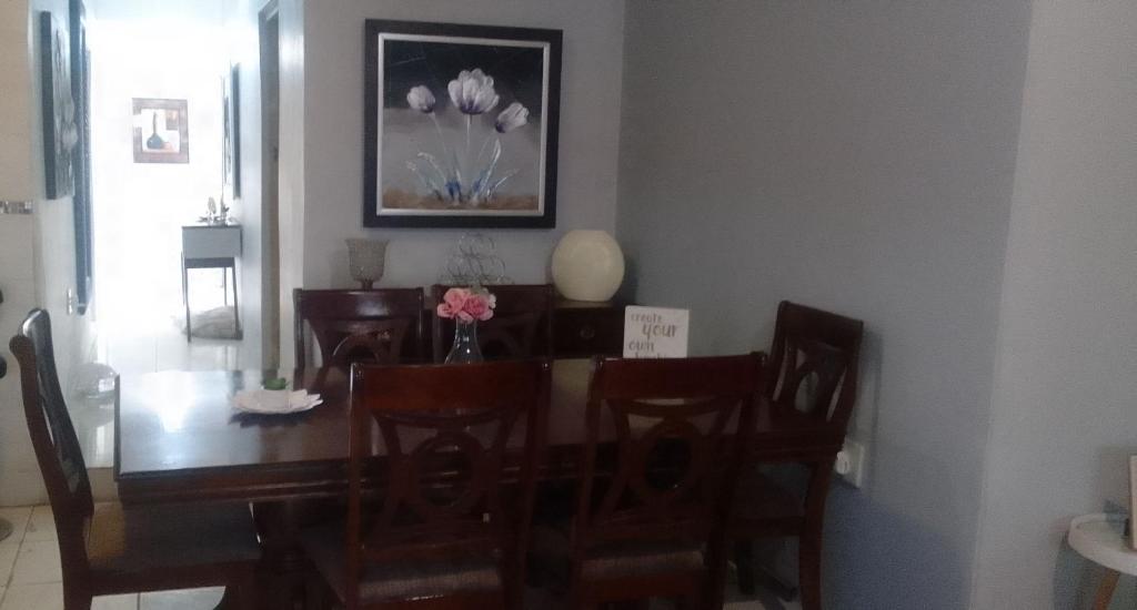- une salle à manger avec une table et des chaises en bois dans l'établissement Real Touch Body Spa Accomodation, à Mthatha