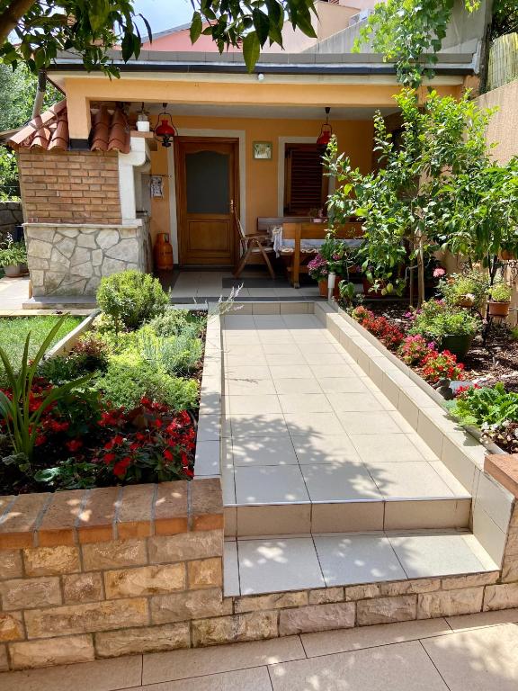 Vonkajšia záhrada v ubytovaní Apartments Leila