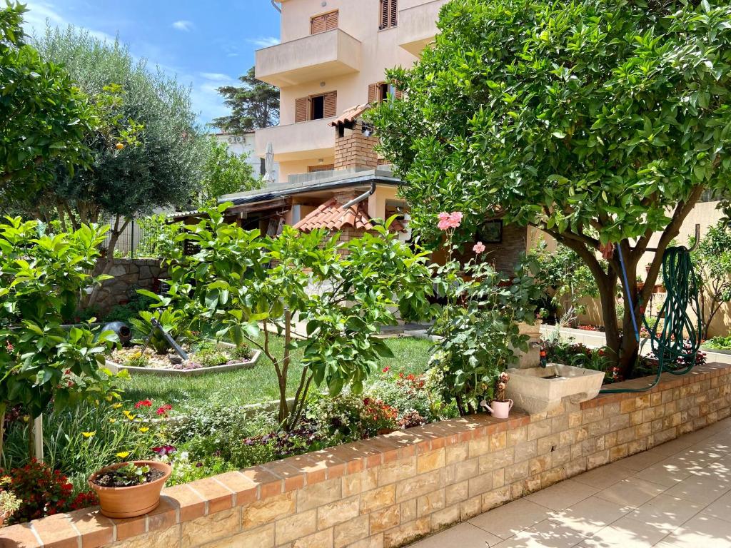 Vonkajšia záhrada v ubytovaní Apartments Leila