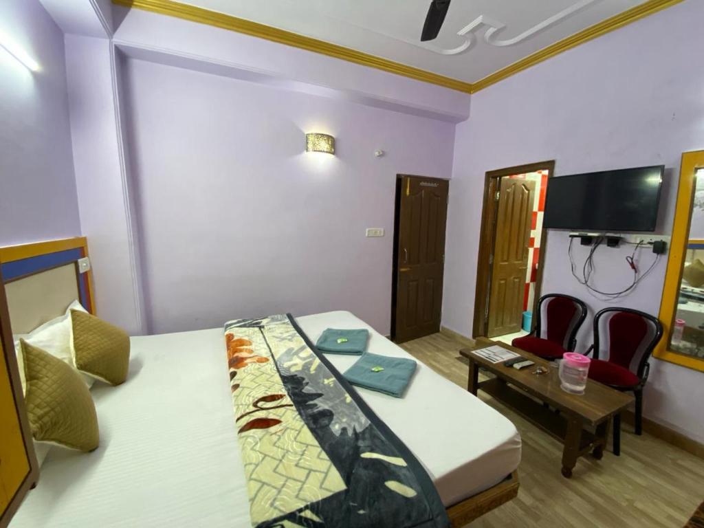 Postel nebo postele na pokoji v ubytování BNB ROYAL INN SHIMLA