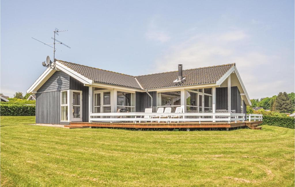 ein Haus mit großem Rasen davor in der Unterkunft Cozy Home In Sydals With Sauna in Skovby