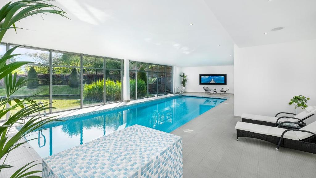 シドカップにあるLuxury 10,000 Sq Ft 7-bed Mansion With Indoor Poolの家の真ん中にあるプール