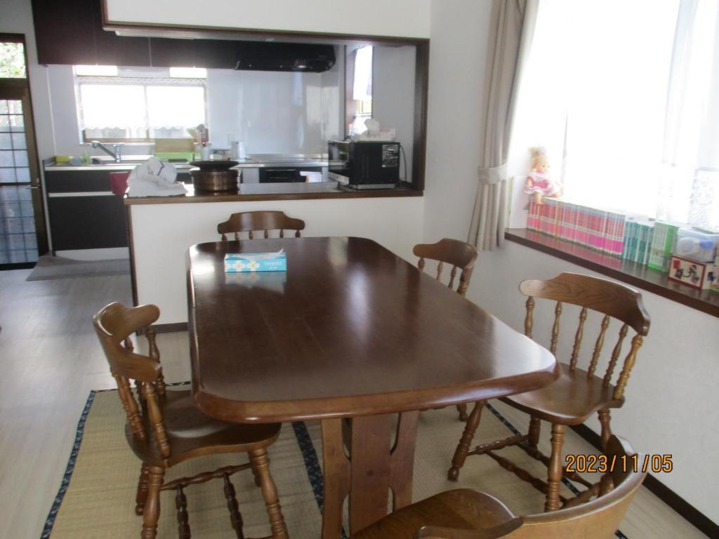 y cocina con mesa de comedor y sillas. en Private inn “Come! Akae House” - Vacation STAY 61227v, en Toyama