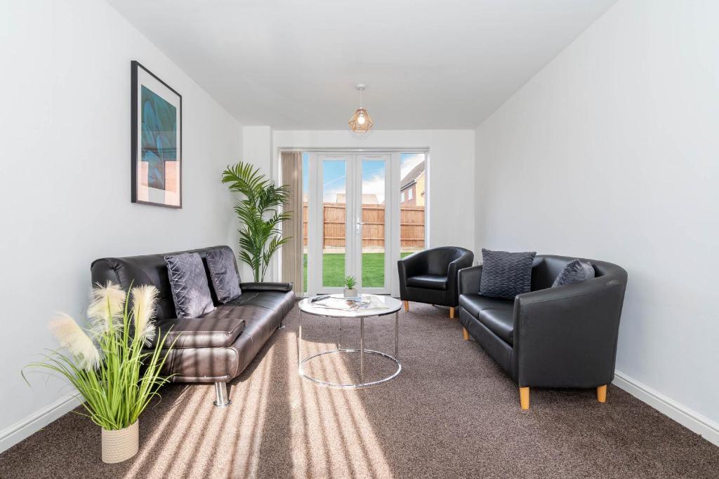 sala de estar con 2 sillas de cuero y mesa en Detached 3 Bedroom House - Gaerden - Parking - Top Rated - Netflix - Wifi - 98C, en Birmingham