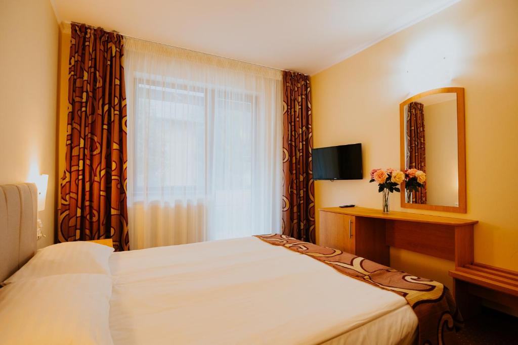 Postel nebo postele na pokoji v ubytování Hotel Tusnad