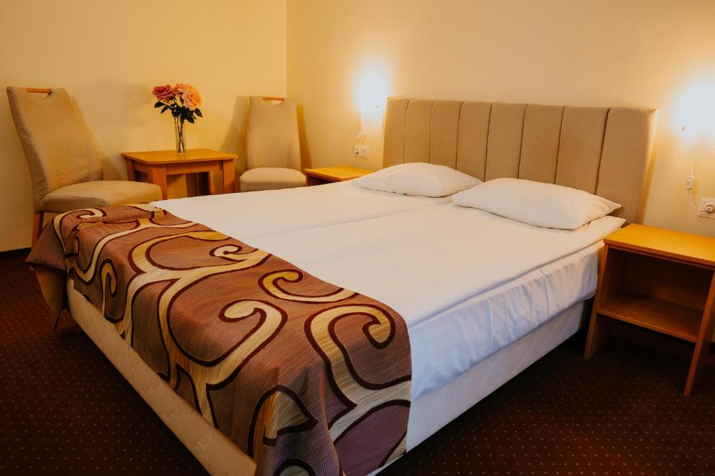 Postel nebo postele na pokoji v ubytování Hotel Tusnad