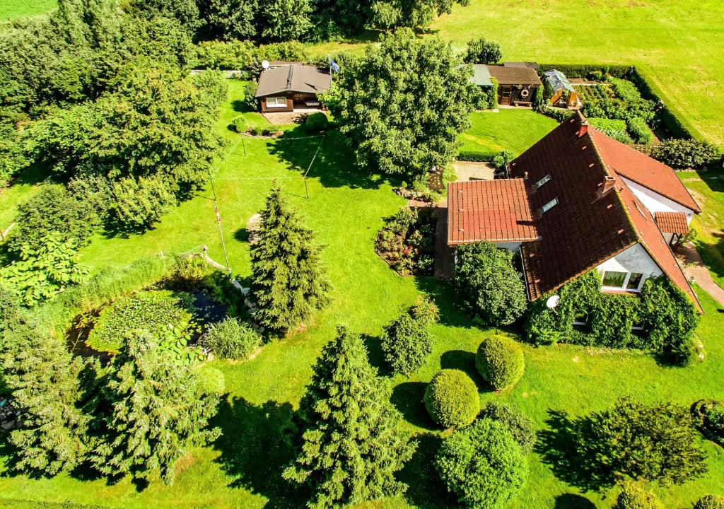 uma vista aérea de uma casa com um quintal em Bungalow und Ferienwohnung auf Rügen em Kluis