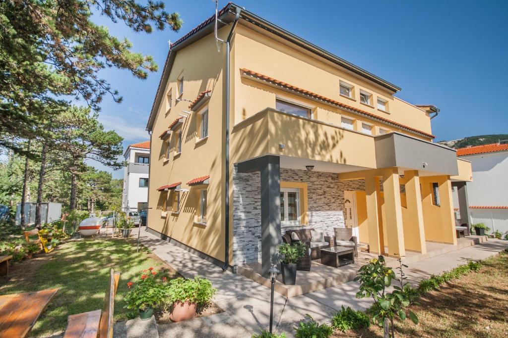 an exterior view of a house at Apartment Gracia 1 in Baška