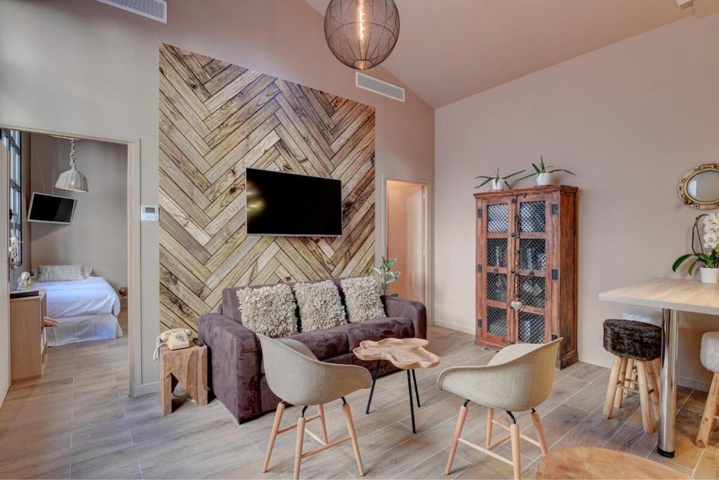 un salon avec un canapé et une télévision sur un mur dans l'établissement Loft Design, Forville, centre de Cannes, à Cannes