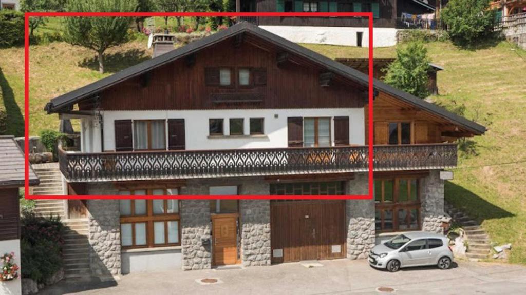 une grande maison avec une voiture garée devant elle dans l'établissement 13-Beds with Sauna - Morzine - Easy walk to Centre, à Morzine