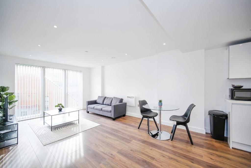 a living room with a couch and a table at Modern 1Bed Apt with Parking - Grand Exchange Bracknell in Bracknell