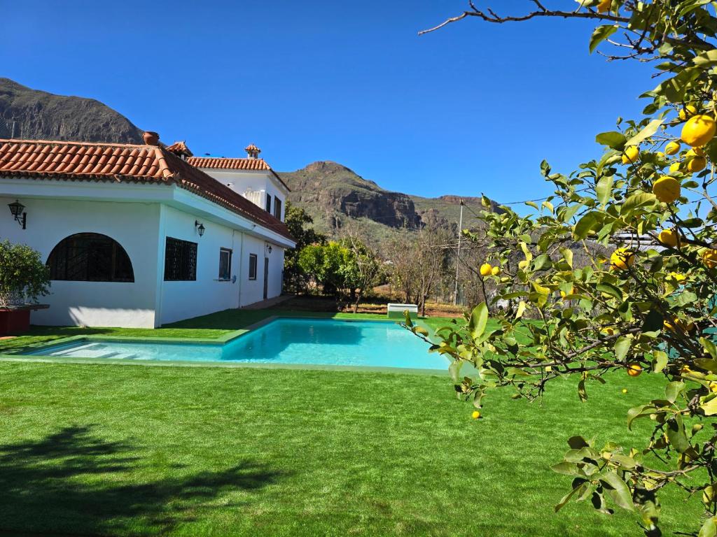 ein Haus mit einem Swimmingpool im Hof in der Unterkunft Tenteniguada Enjoy Nature Villa in Las Palmas de Gran Canaria