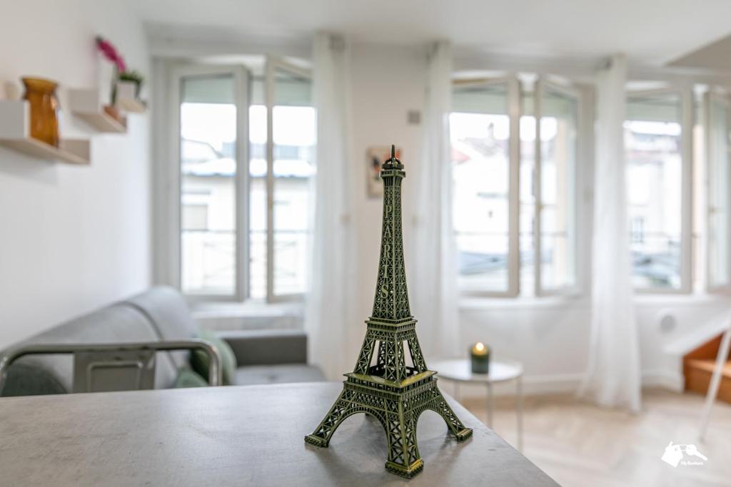 eine Figur des Eiffelturms auf einem Tisch in der Unterkunft MBA Splendide Appart - Le Raincy RER Banlieue Paris in Le Raincy