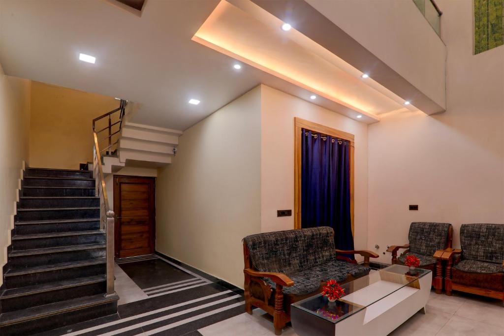 - un salon avec deux chaises et un escalier dans l'établissement OYO Flagship Hotel Blue Lake Inn, à Lucknow