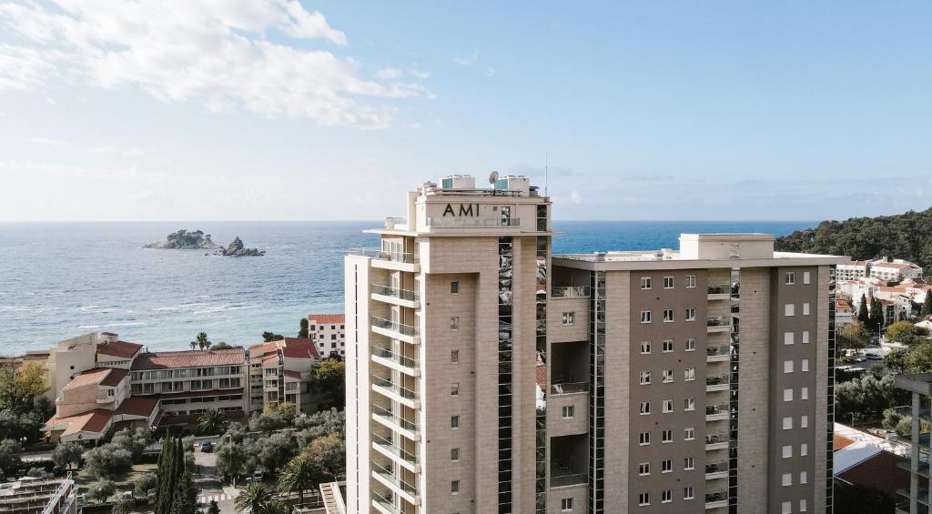 een uitzicht op een gebouw met de oceaan op de achtergrond bij Hotel AMI Budva Petrovac in Petrovac na Moru