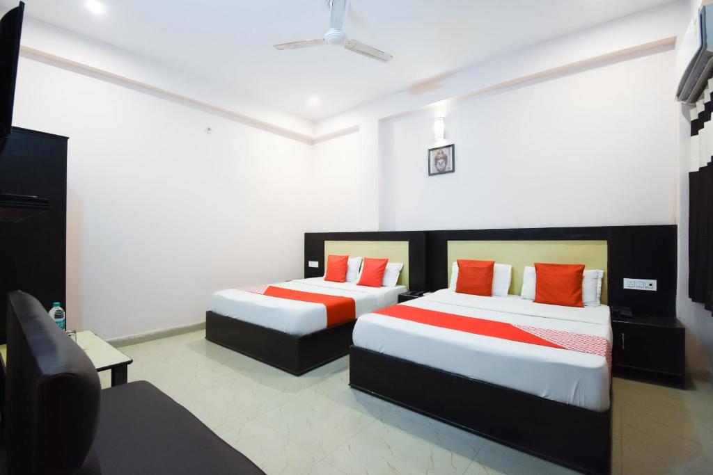 Cama ou camas em um quarto em OYO Hotel Ganga Inn