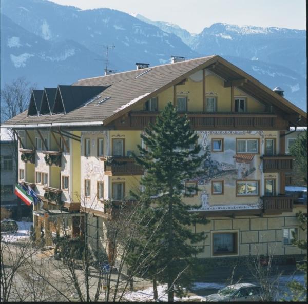 Nespecifikovaný výhled na hory nebo výhled na hory při pohledu z hotelu