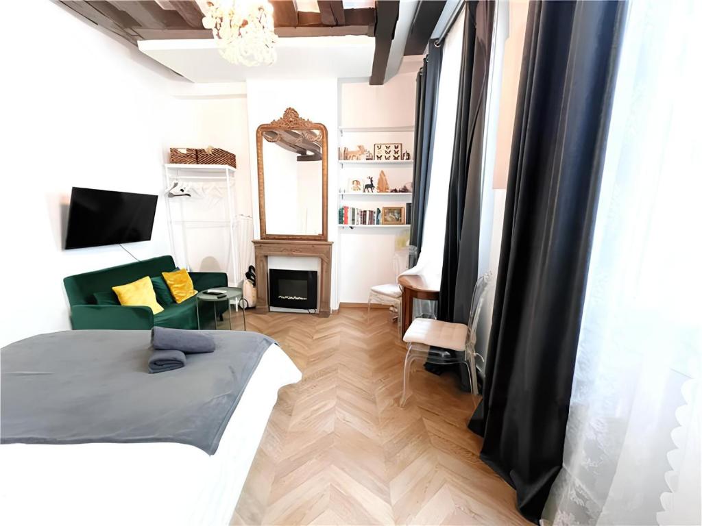 une chambre avec un lit et un salon dans l'établissement Seine Apartment, à Paris
